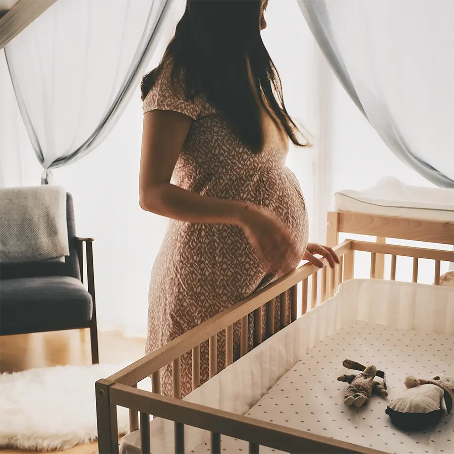 Elternschlafzimmer mit Beistellbett fürs Baby